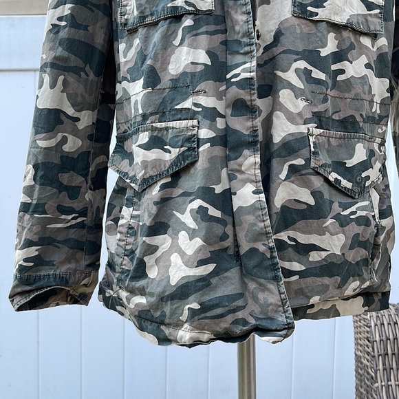 EUC Levi’s Camo lightweight utility Jacket Womens size M - Picture 6 of 17